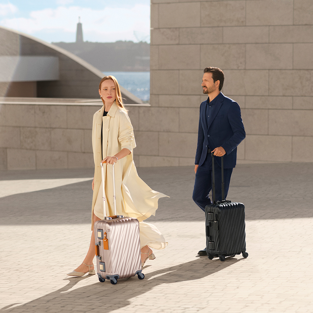 13_SS25_50TH_ANNI_OnModel_19DAlumIntlCO_Black--Blush_199_V3A_FINAL_RGB_72_1080x1080-1742684976182