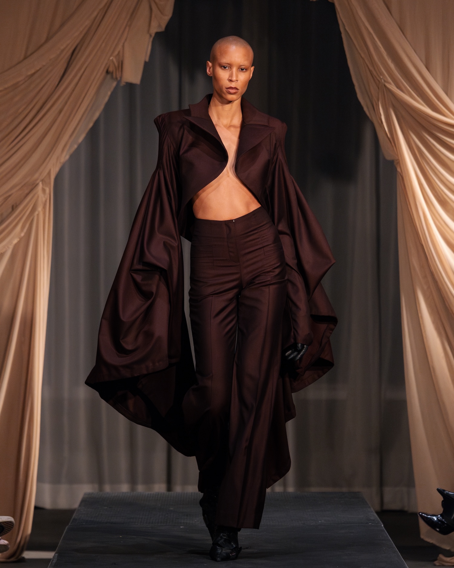 AC_RUNWAY-2-1764263246657