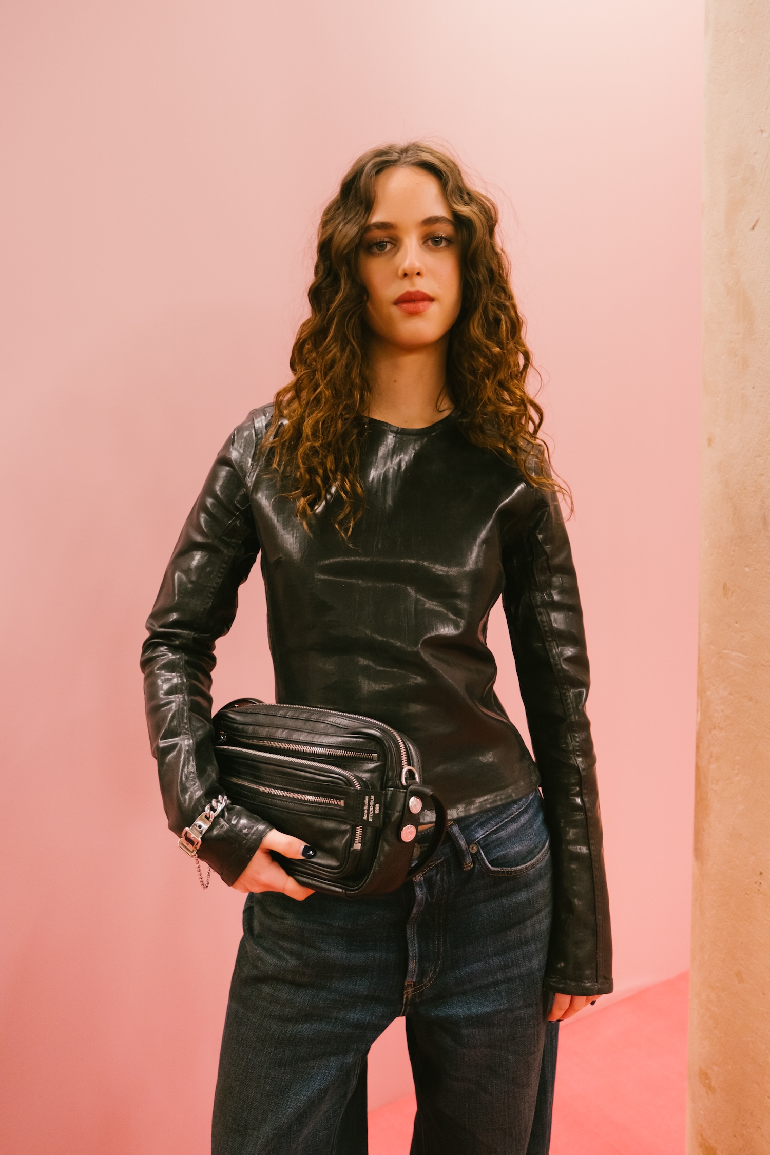 Acne-Studios_FW26_Cris-Fragkou_Tess-Barthelemy-1772929470544