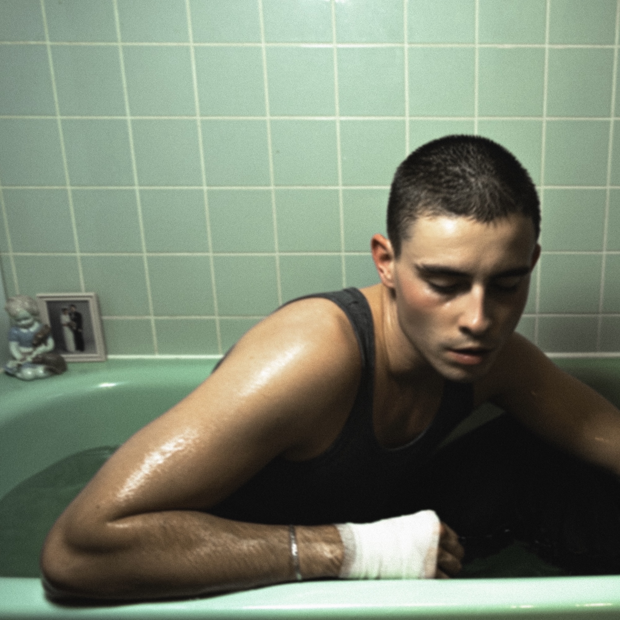 Indie Pop Artist Elliot Releases New Single, 'hot but depressive'