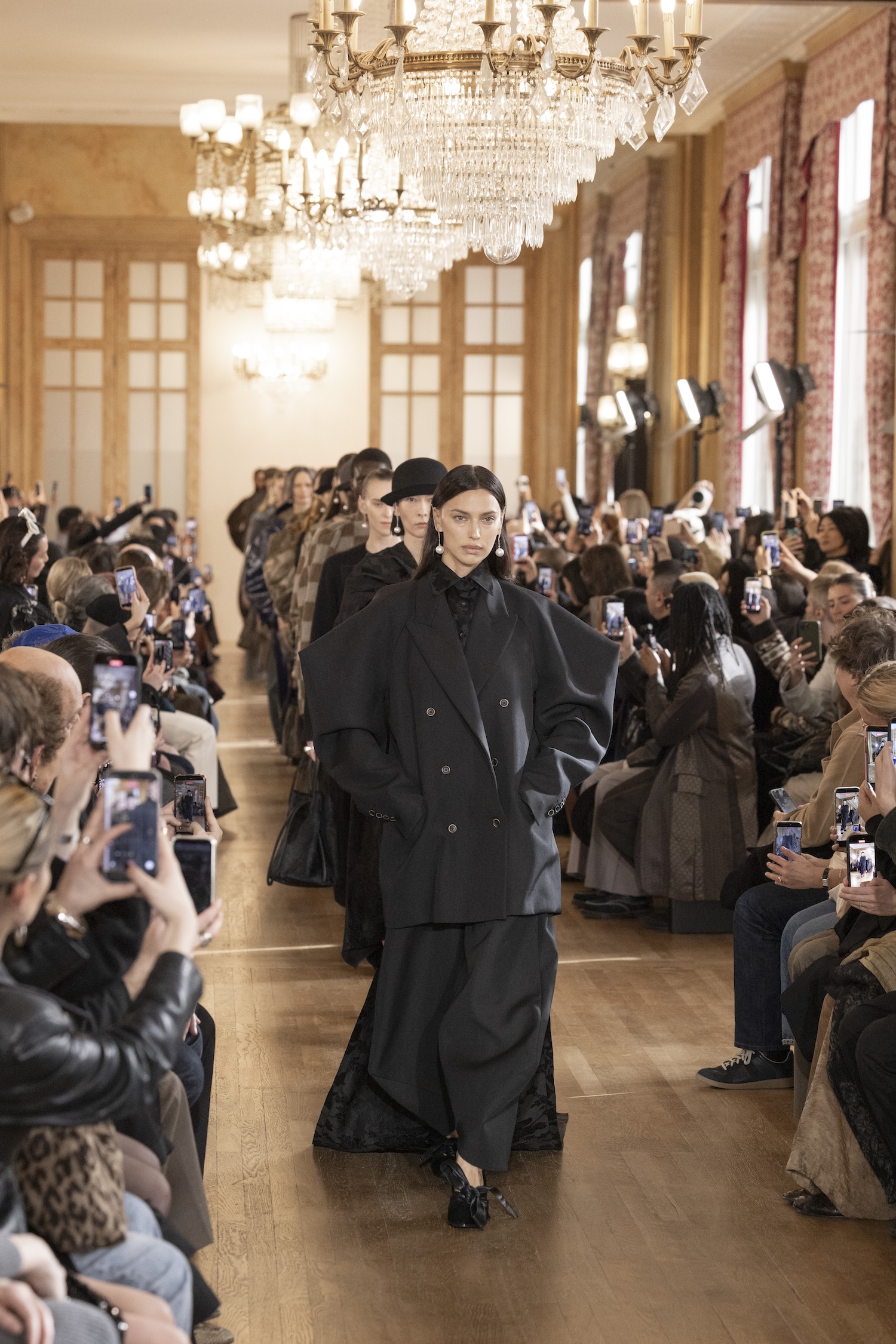 Uma Wang Fall/Winter 2026: Subtle Nuances on Strong Shoulders