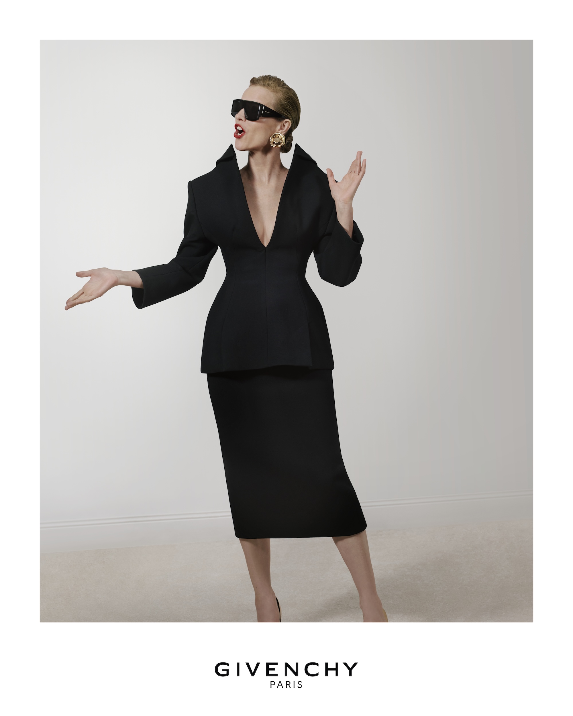 GIVENCHY_FW25_WOMEN_CAMPAIGN_DIGITAL_4x5_03-1756225416758