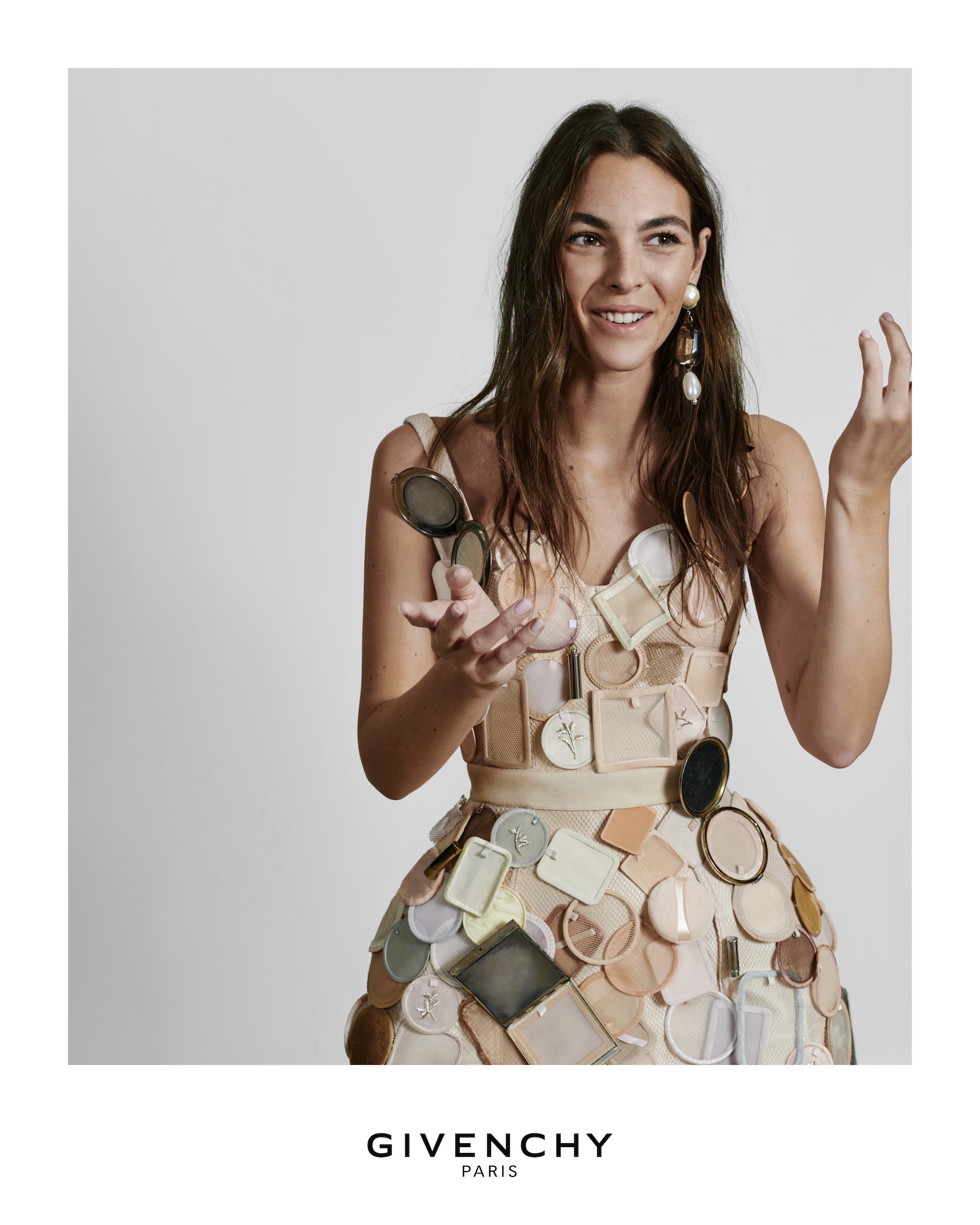 GIVENCHY_FW25_WOMEN_CAMPAIGN_DIGITAL_4x5_04-1756225415478