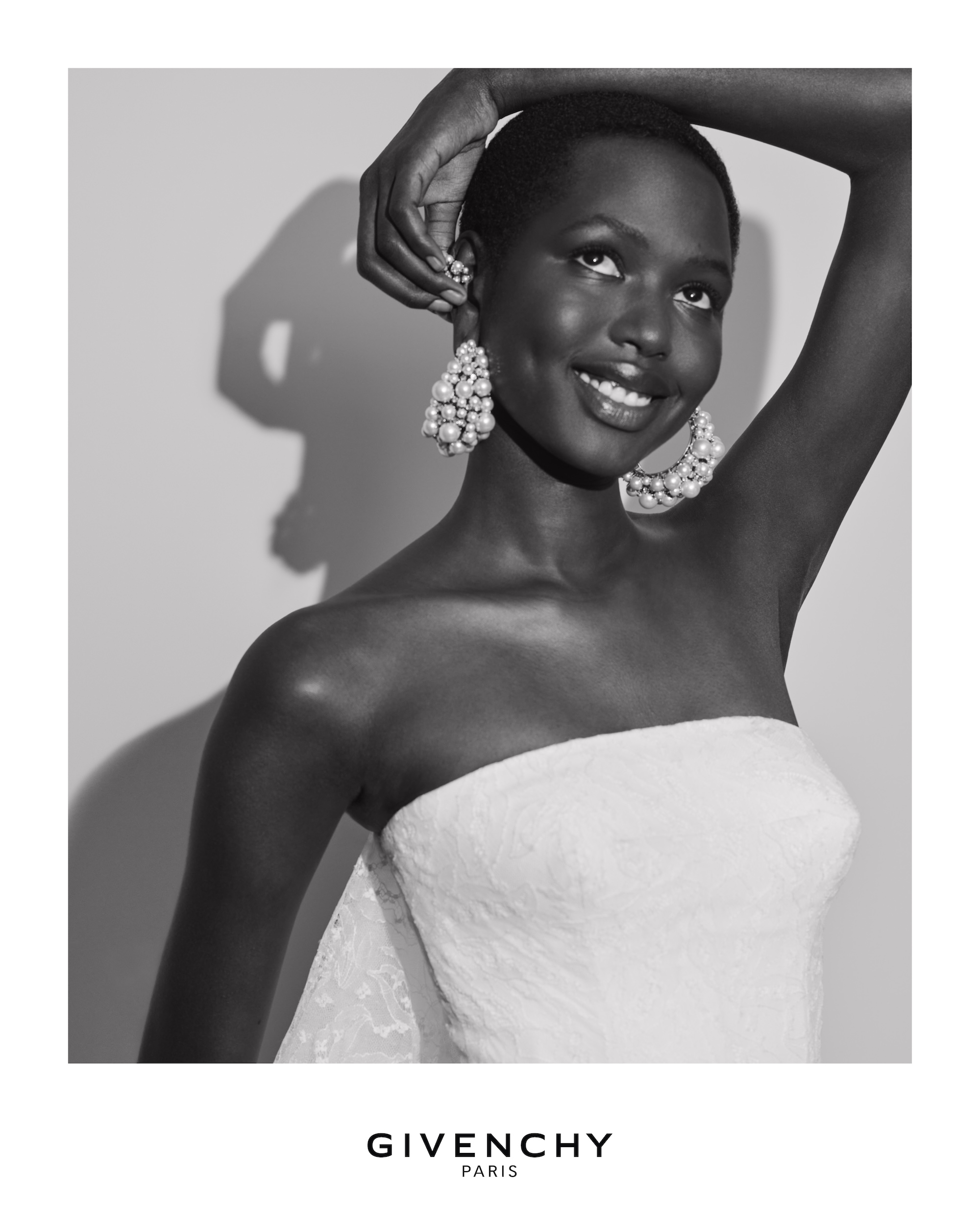 GIVENCHY_FW25_WOMEN_CAMPAIGN_DIGITAL_4x5_28-1756225409289