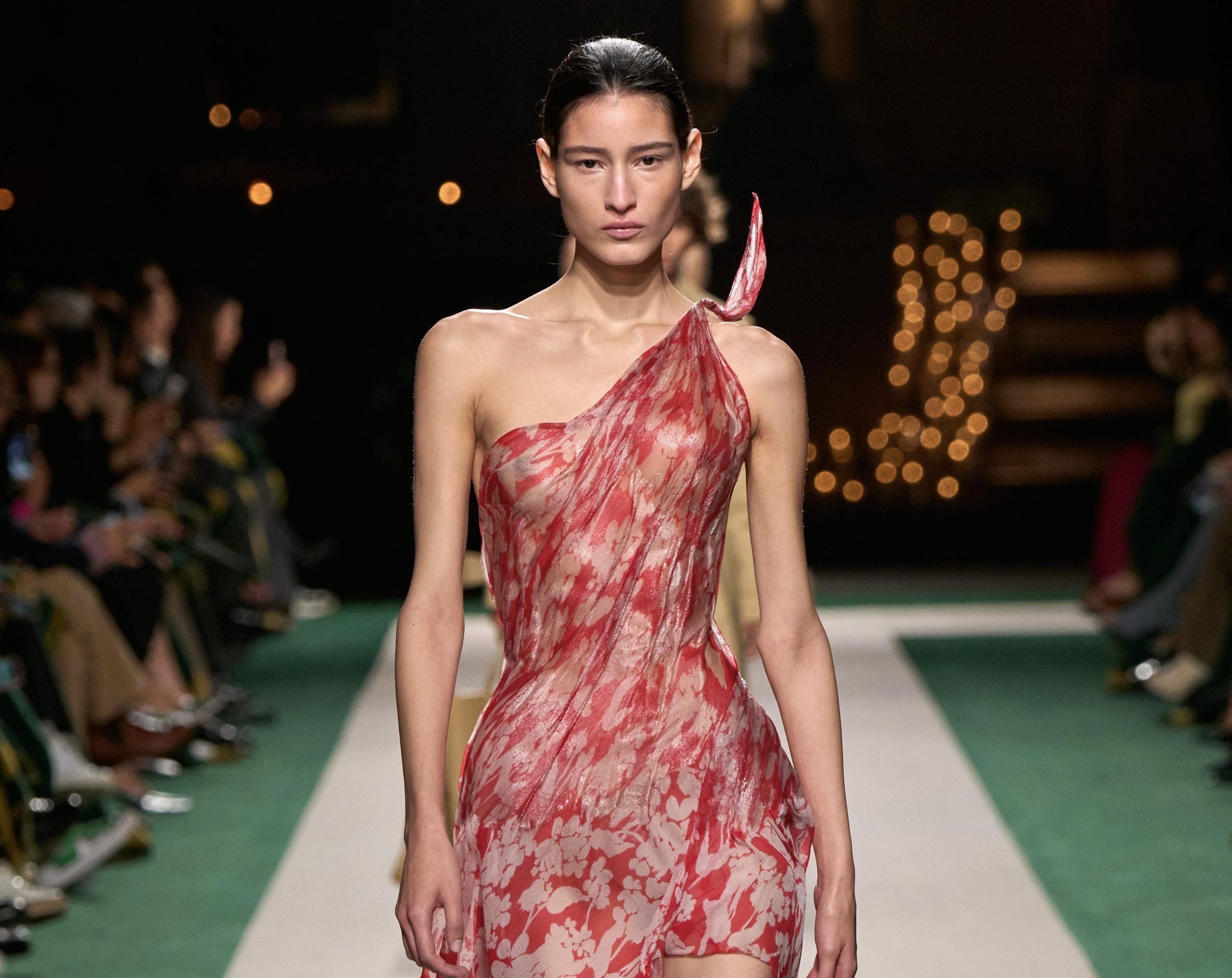 Victoria Beckham Spring-Summer 2025: Contrasts and Fluid Elegance