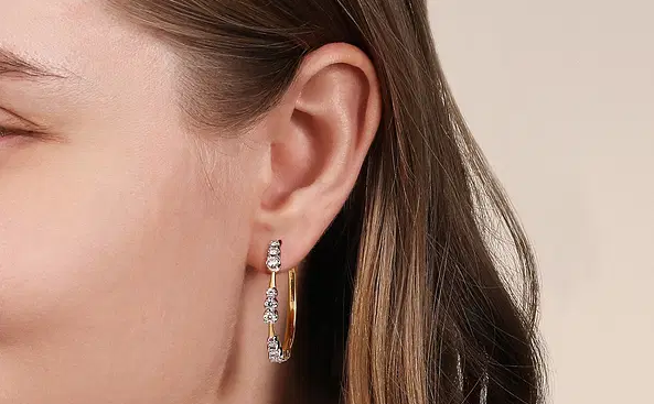 Styling Hoop Earrings for Different Occasions: Everyday, the Workplace, and Glamorous Nightouts