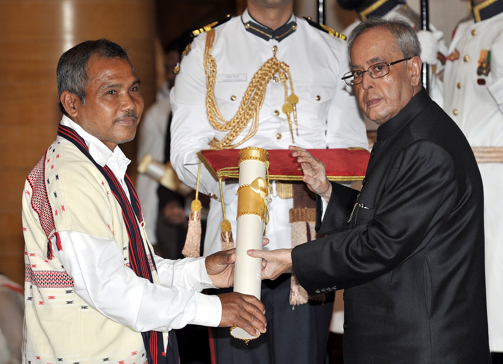 The_President_Shri_Pranab_Mukherjee_presenting_the_Padma_Shri_Award_to_Shri_Jadav_Payeng_at_a_Civil_Investiture_Ceremony_at_Rashtrapati_Bhavan_in_New_Delhi_on_April_08_2015