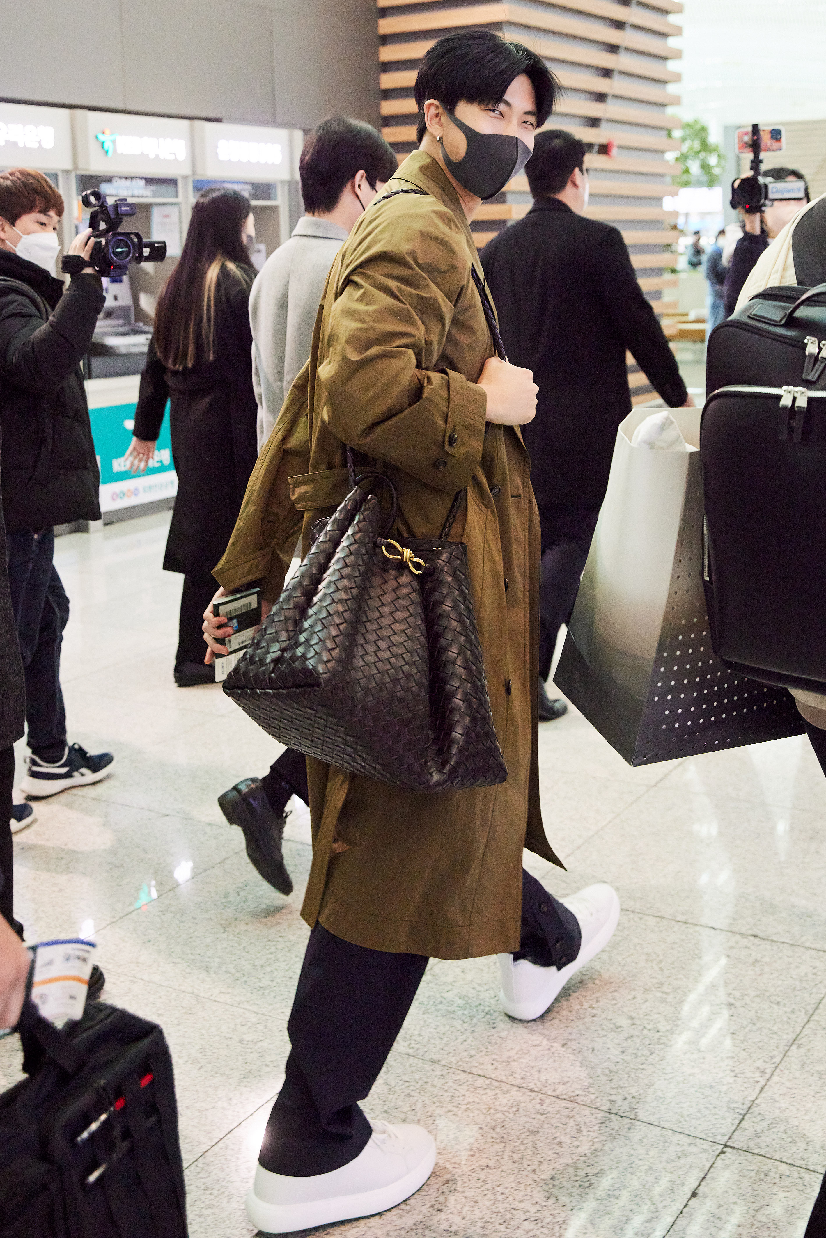 RM-IS-WEARING-BOTTEGA-VENETA-LOOK-WITH-ANDIAMO-3-1600x2399