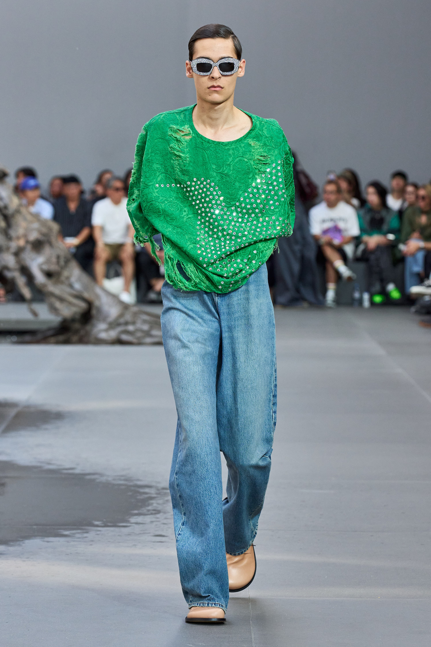 LOEWE_SS24_MW_SHOW_RUNWAY_LOOK_44_FRONT_RGB_CROPPED_2X3_44-1