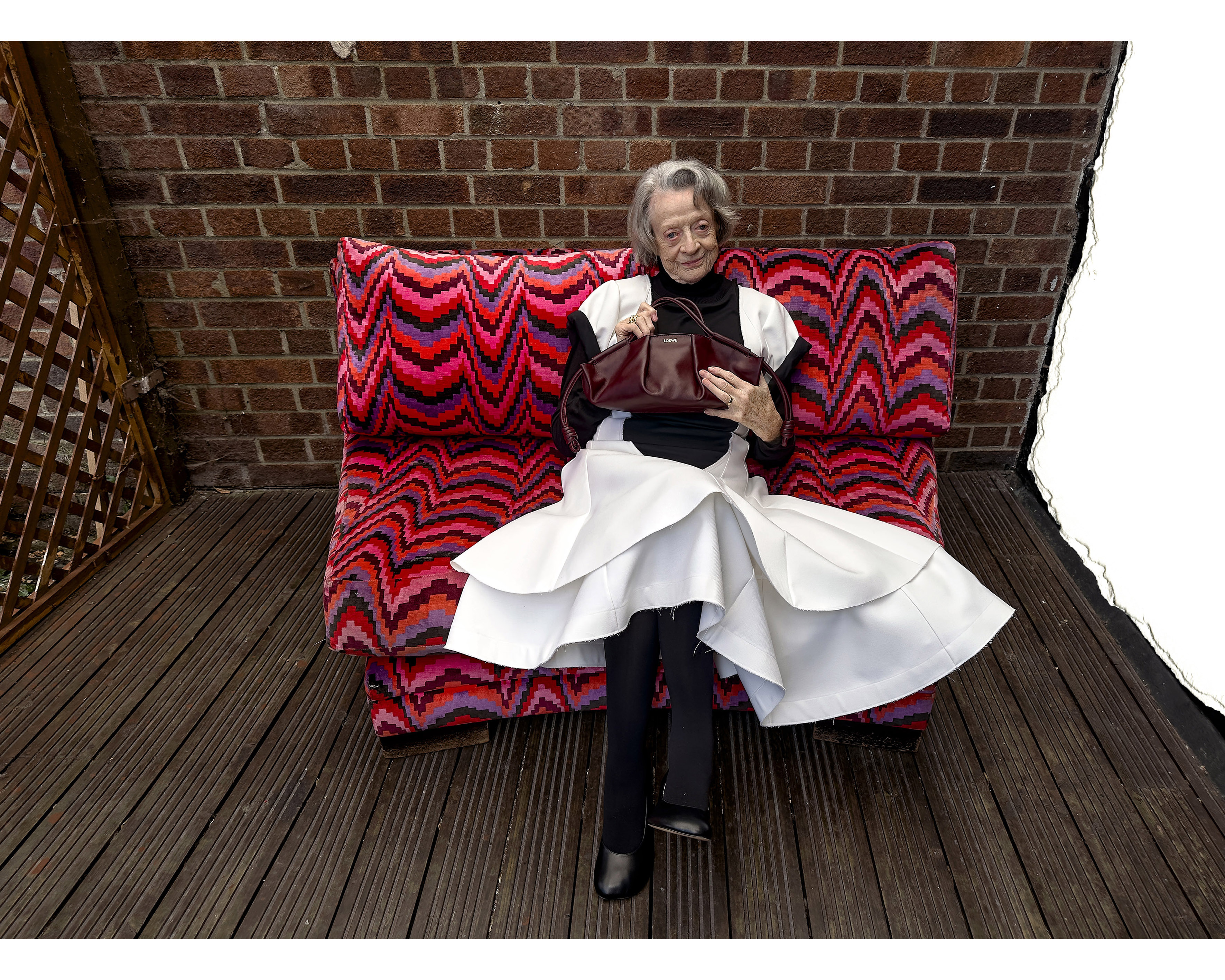 LOEWE_SS24_PRECO_JT_CAMPAIGN_MAGGIE_SMITH_RGB_CROPPED_5X4_CUT_OUT_LOE050723_0803-1600x1280