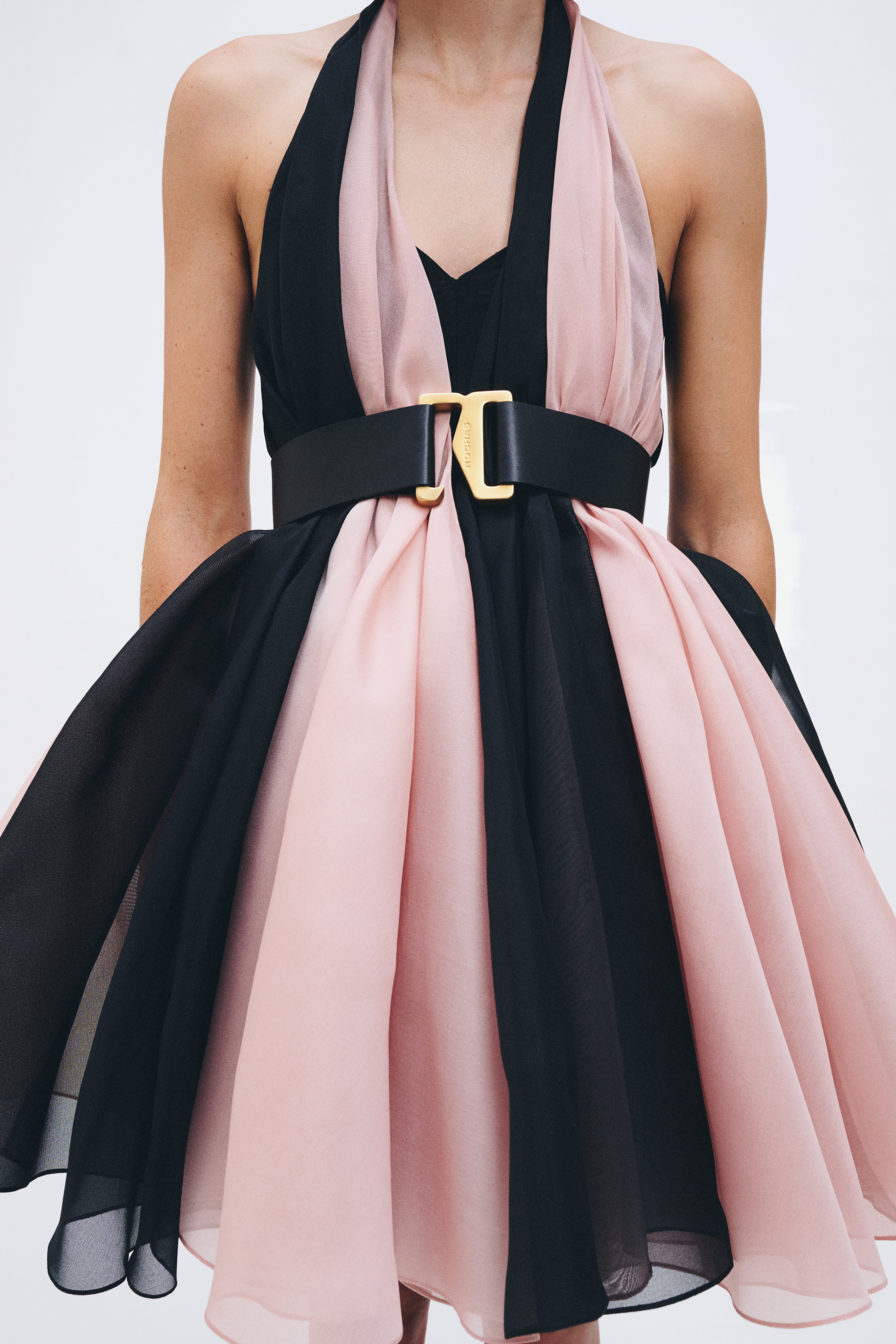 "ROCHAS Printemps-Été 2024 Unveils Modern Sophistication: A Stunning Meeting of Bold Volumes and Romantic Hues.