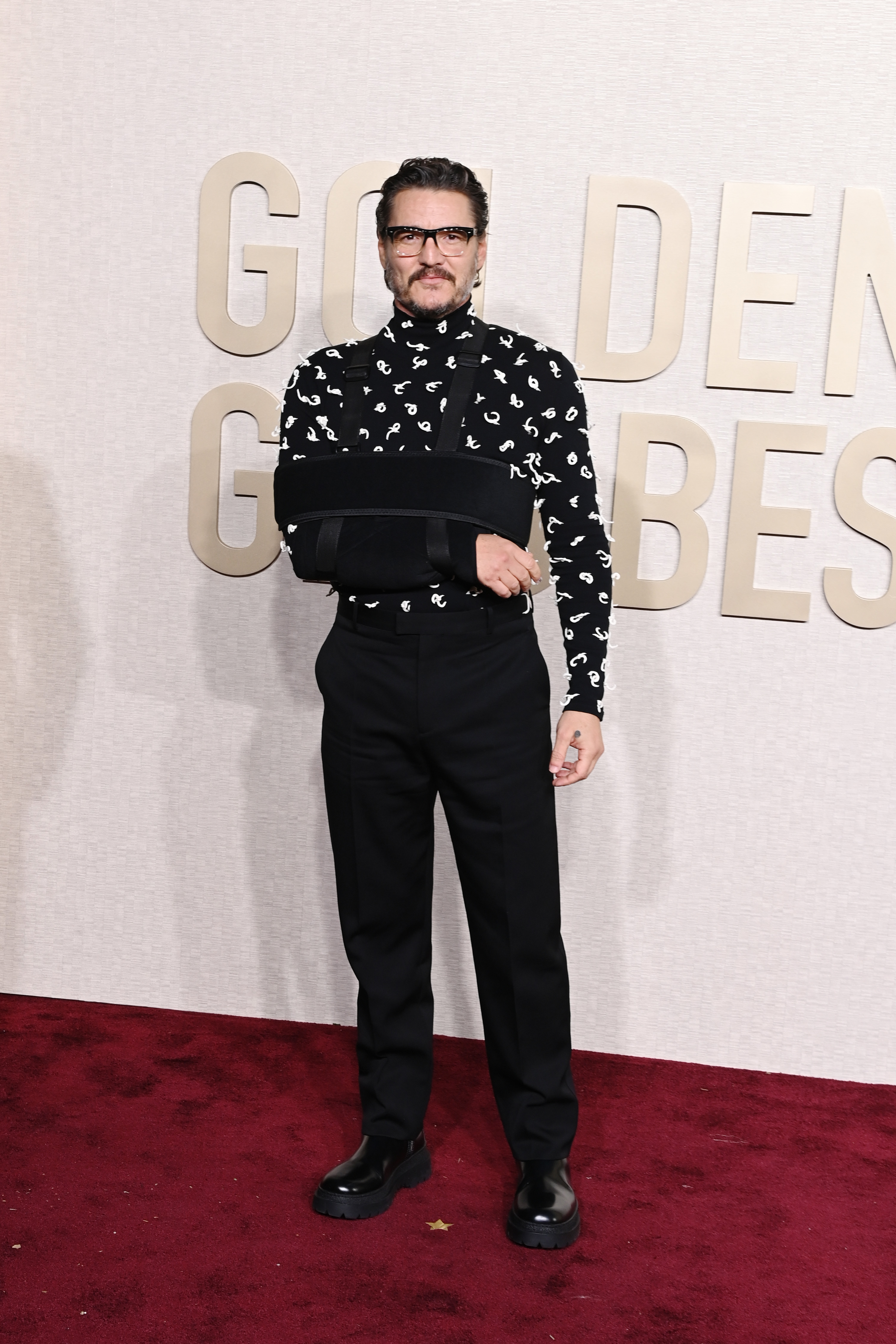 PEDRO-PASCAL-WEARS-BOTTEGA-VENETA-1600x2400