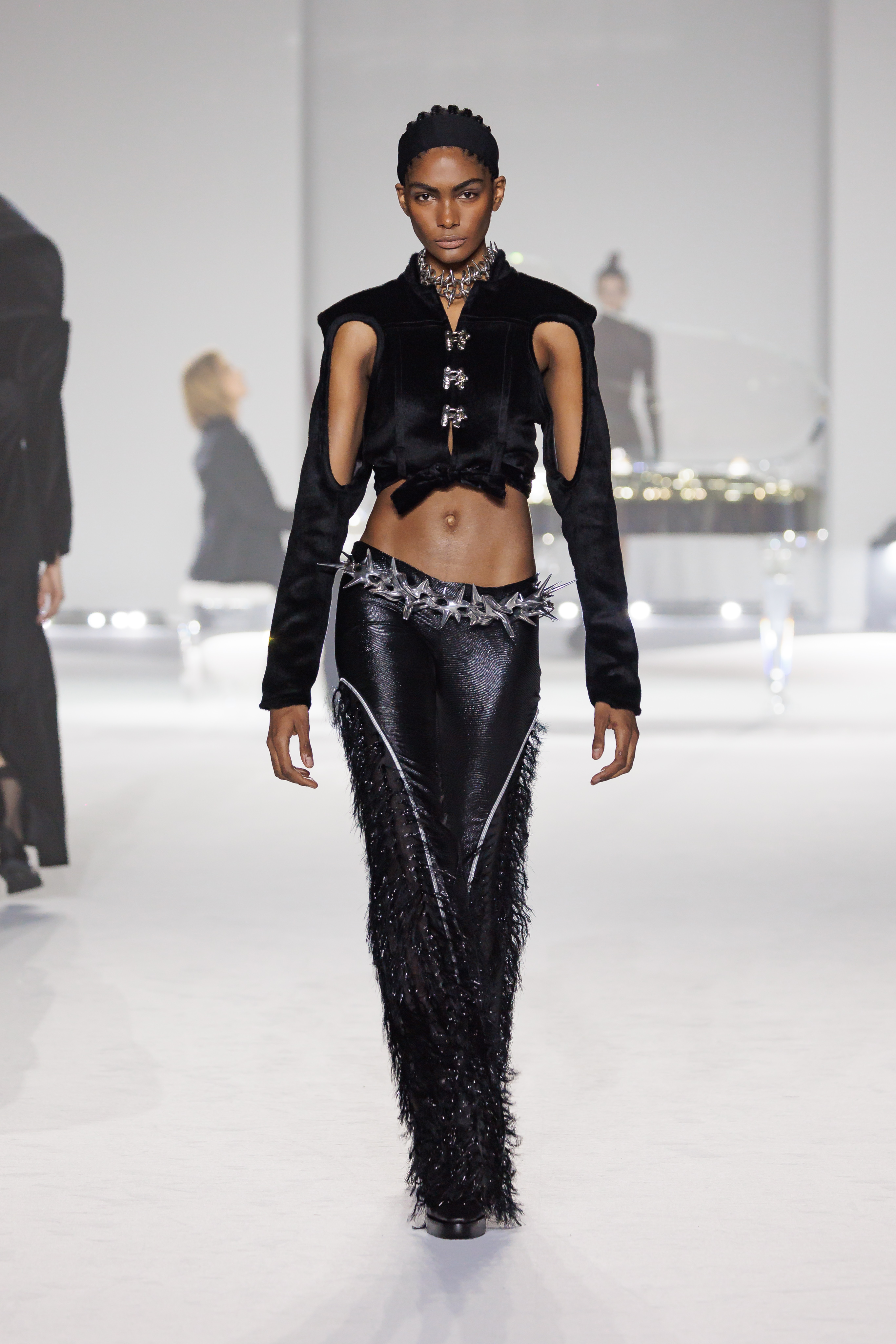 Maison_Yoshiki_fw24_runway_press_look31-1600x2400