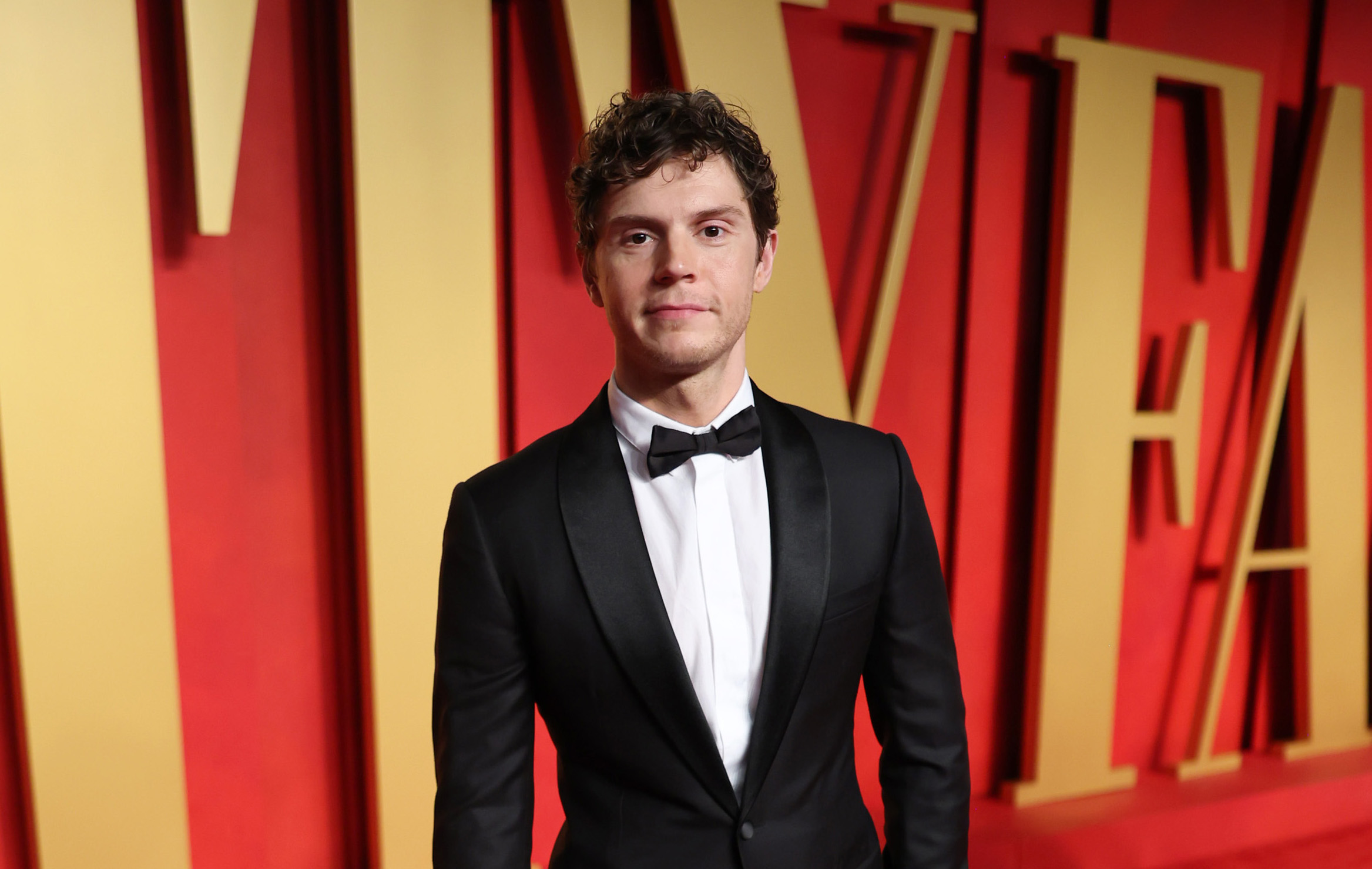 Evan Peters – A Portrait of Classic Elegance in Dior at the 2024 Vanity Fair Oscar Party