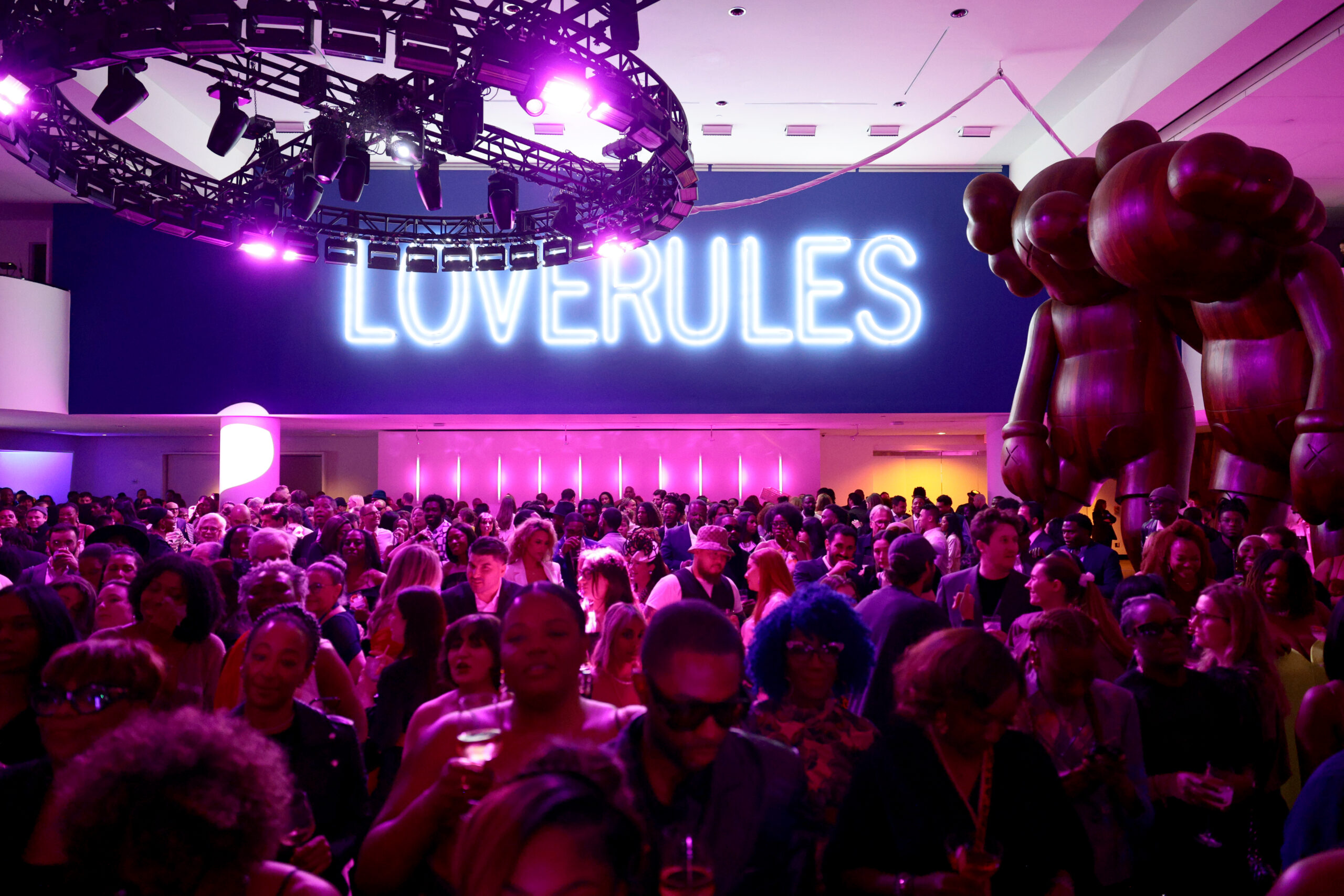 Star-Studded Brooklyn Artists Ball 2024 Honors Titus Kaphar, Featuring Performances by Little Simz and Swizz Beatz